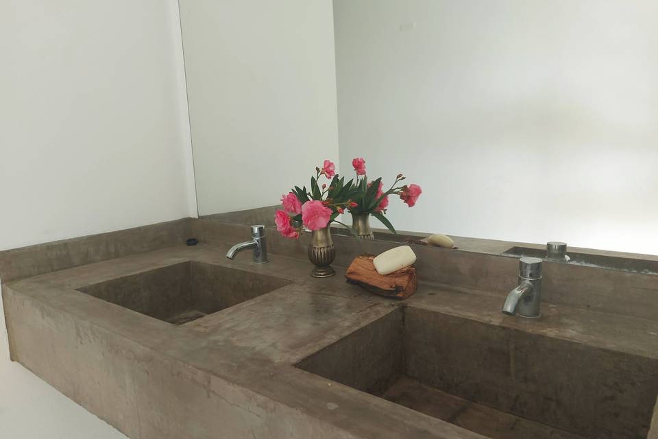 Detalle floral en baños