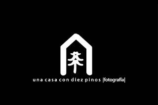 Una Casa con Diez Pinos logo