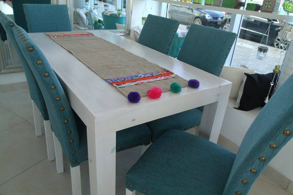 Otro juego de mesa y sillas