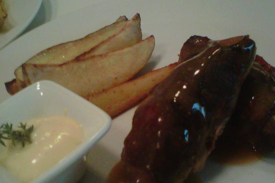 Bife y papas bravas-alioli