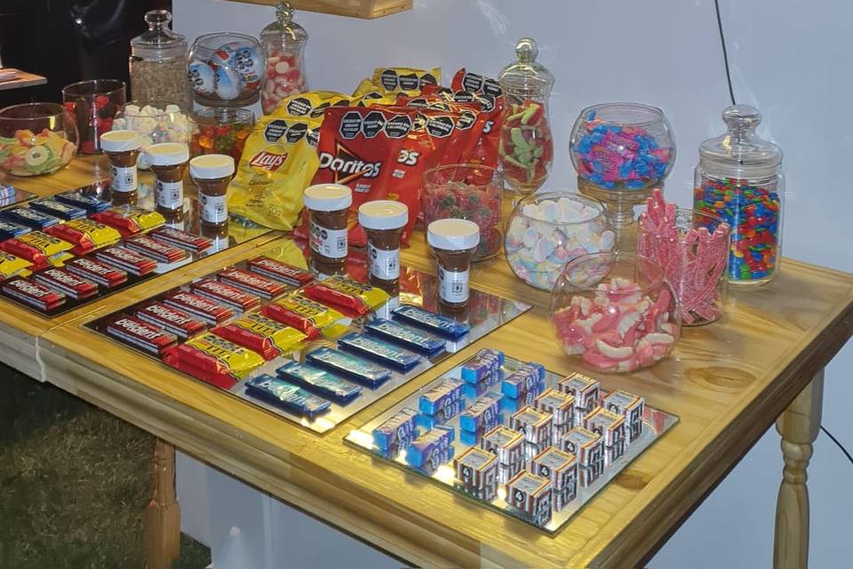 Mesa de dulces con letrero neón