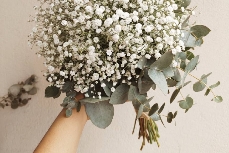 Ramo Gypsophilas y eucaliptos