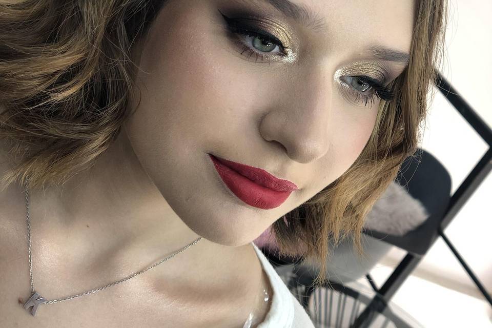 Maquillaje y peinado