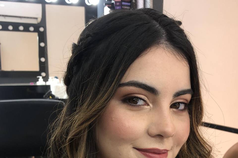 Maquillaje y peinado