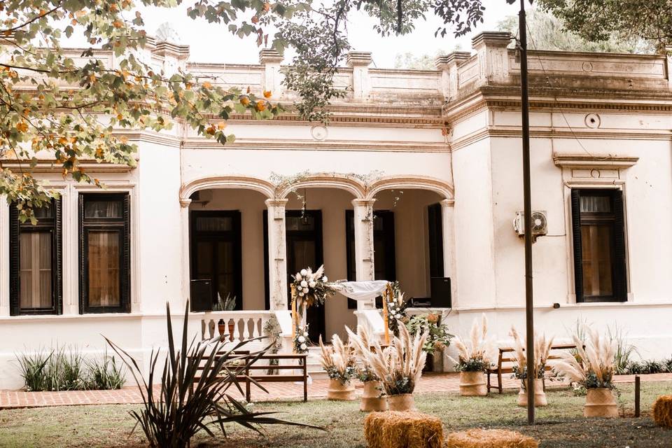 Casamiento con altar en patio