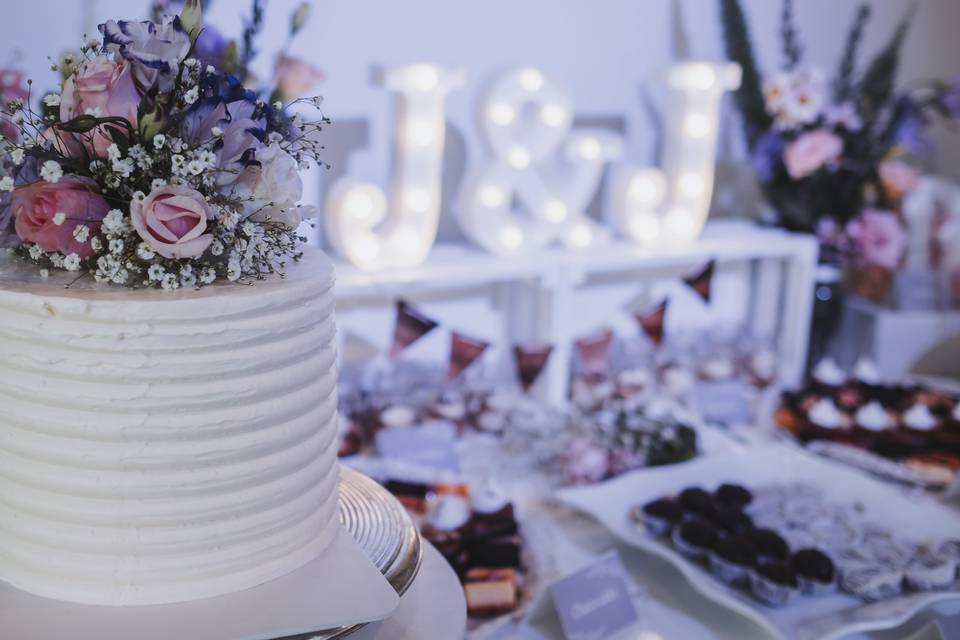 Mesa de dulces y torta