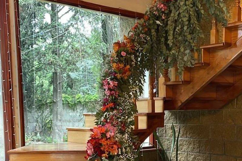 Folllaje y flores en escalera