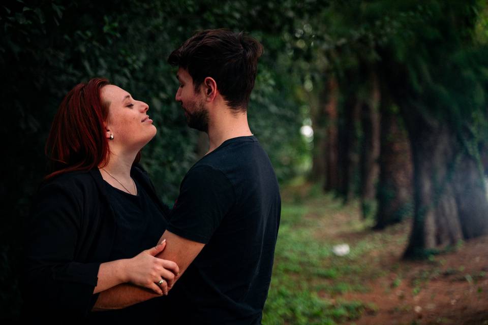 Pareja abrazada y viendose a los ojos