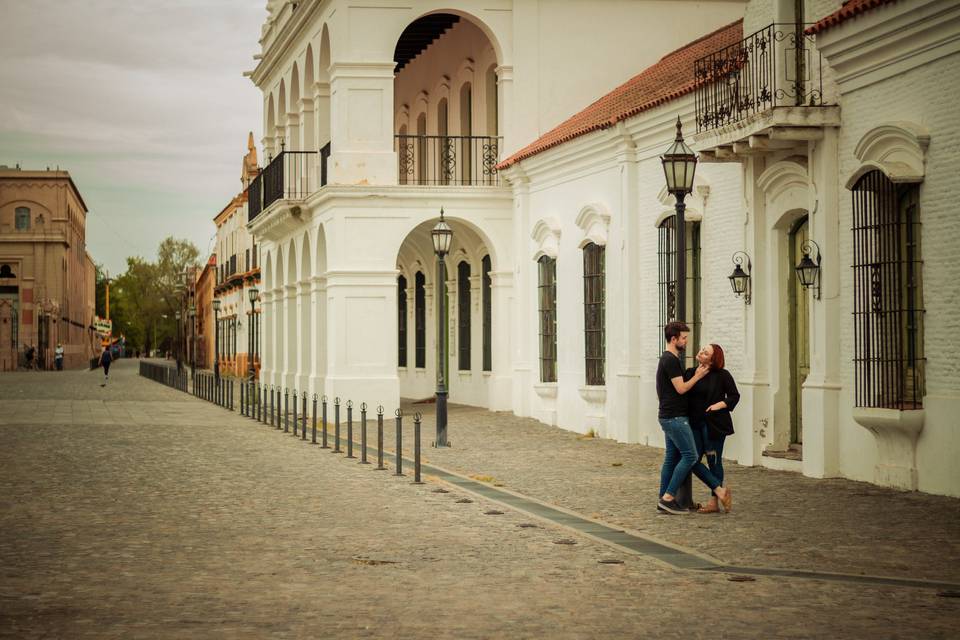 Pareja recargada en una farola