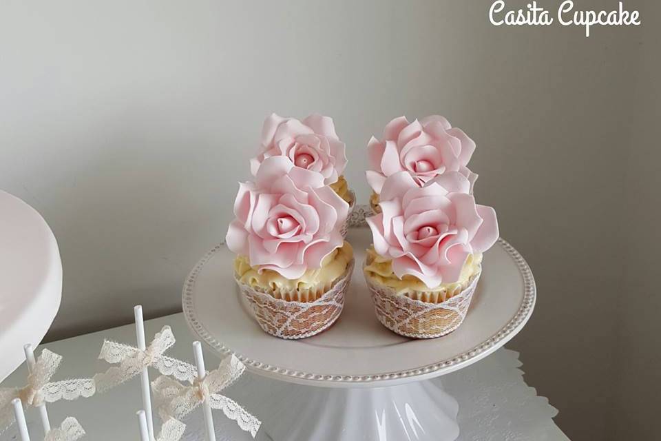 Cupcakes con rosa de azúcar