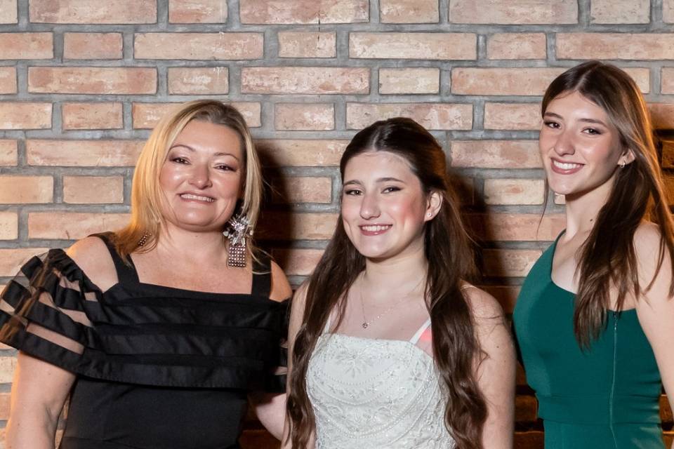 Quinceañera, madre y hermana