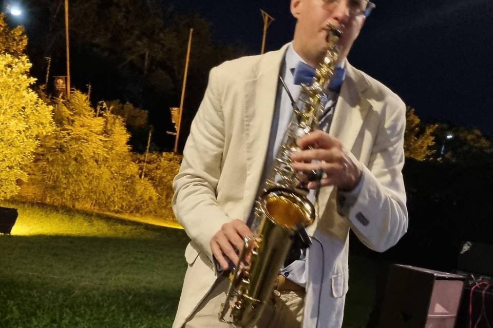 Tocando el saxofón en el jardín