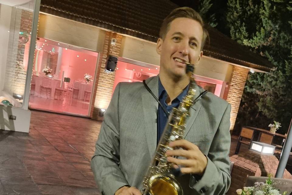 Profesional con saxofón