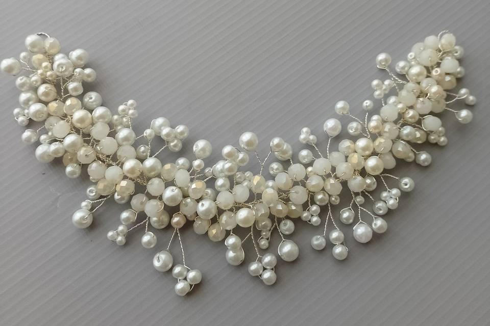 Tiara de perlas y cristales