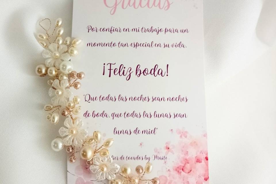 Tocado de perlas y flores