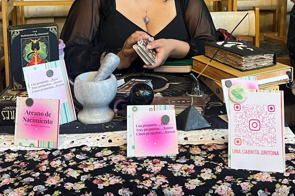 Mujer con su mesa de tarot