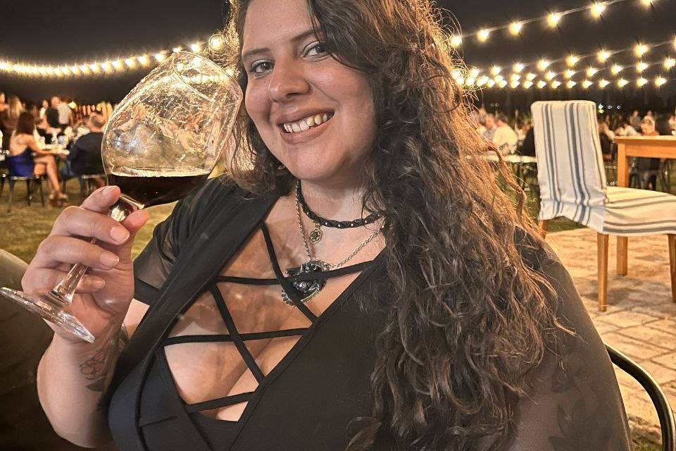 Mujer con una copa de vino