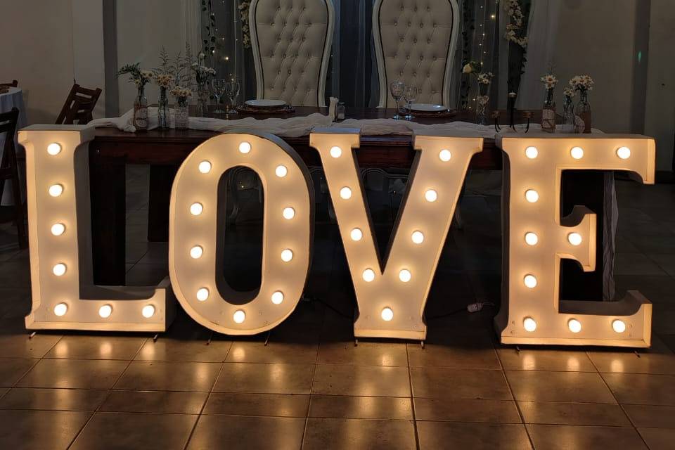 LETRAS LUMINOSAS & SILLON
