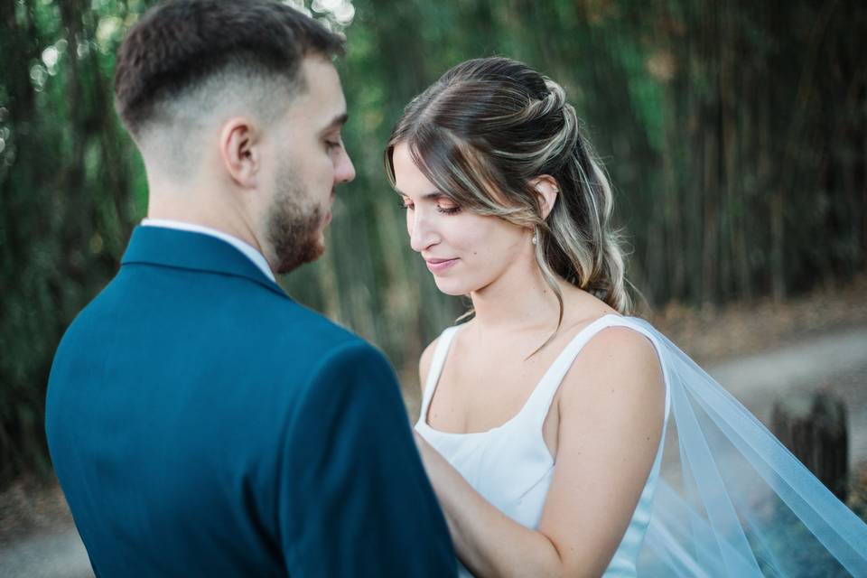 Pareja con la mirada hacia abajo