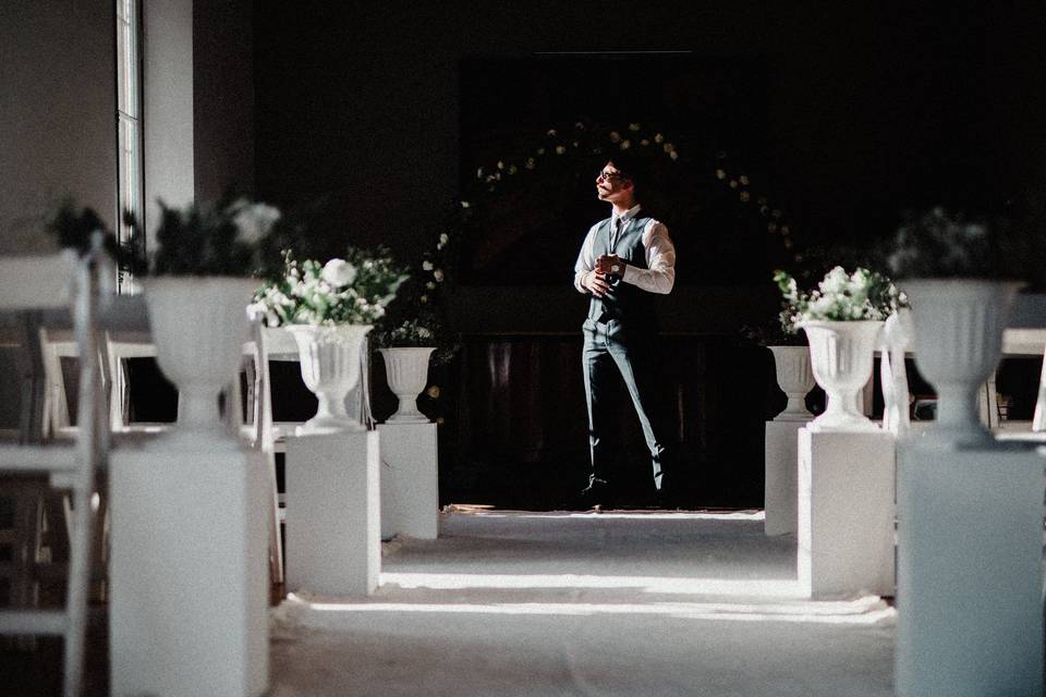 Novio esperando en el altar