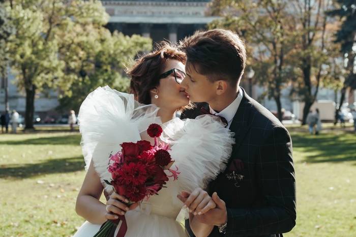 Pareja besándose en el jardín