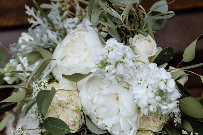 Ramo con flores blancas