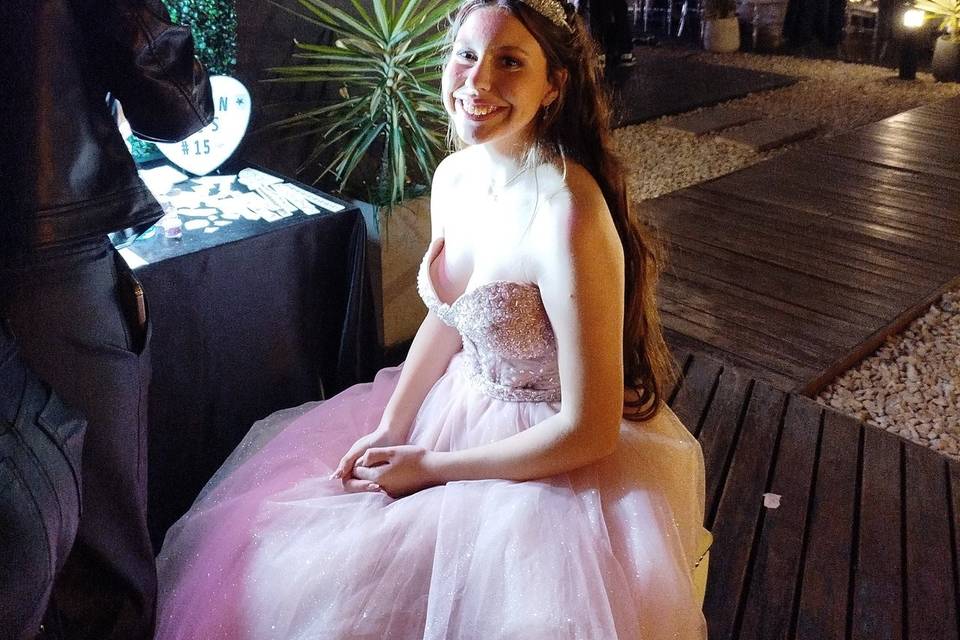 Quinceañera feliz