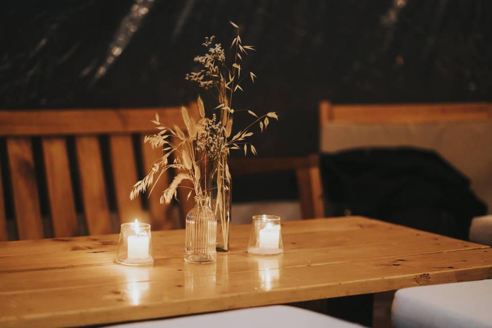 Montaje de mesa con velas