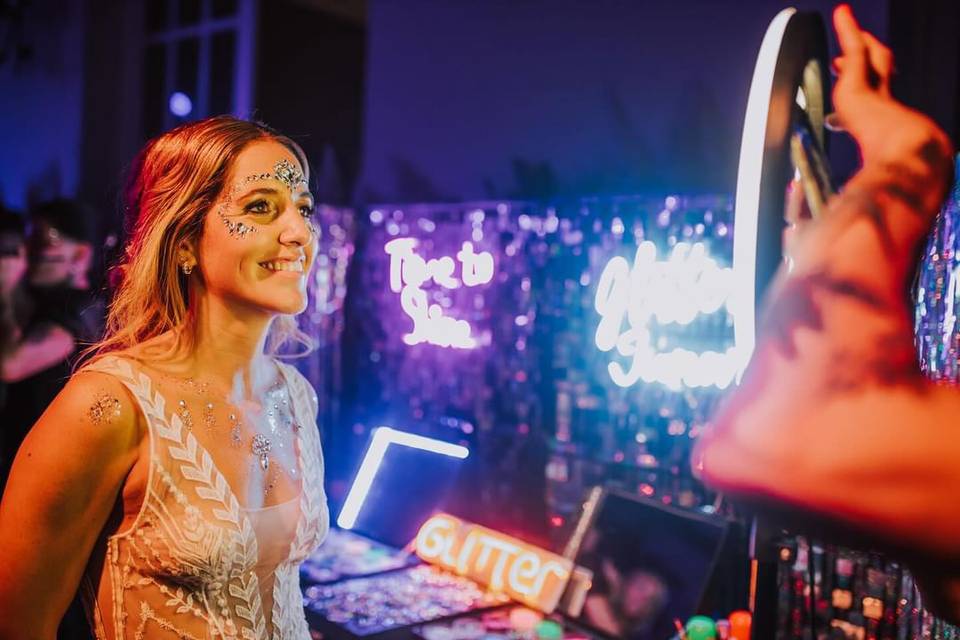 Maquillaje de glitter para los invitados