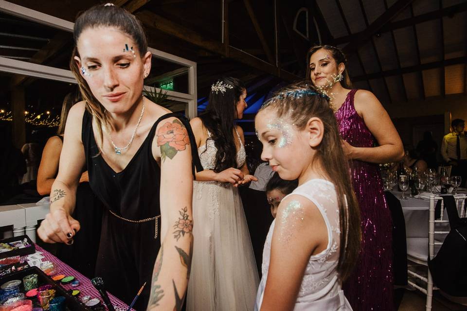 Maquillaje de glitter para los invitados