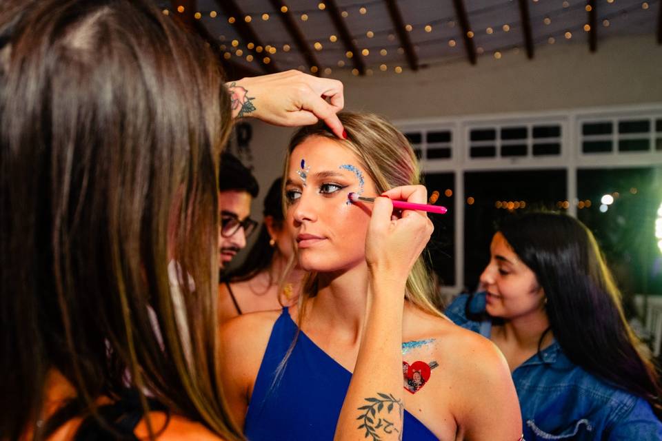 Maquillaje de glitter para los invitados