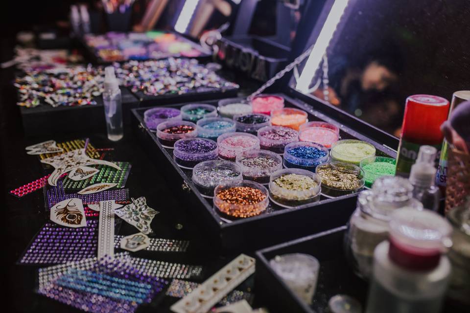 Stand de maquillaje de glitter y flúor