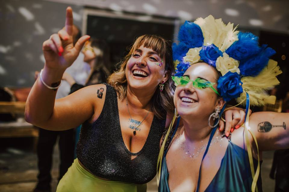 Mujeres sonriendo con tattoos