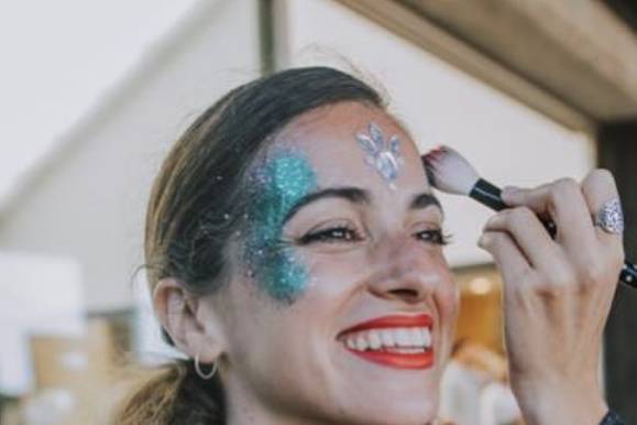 Maquillaje de glitter para los invitados