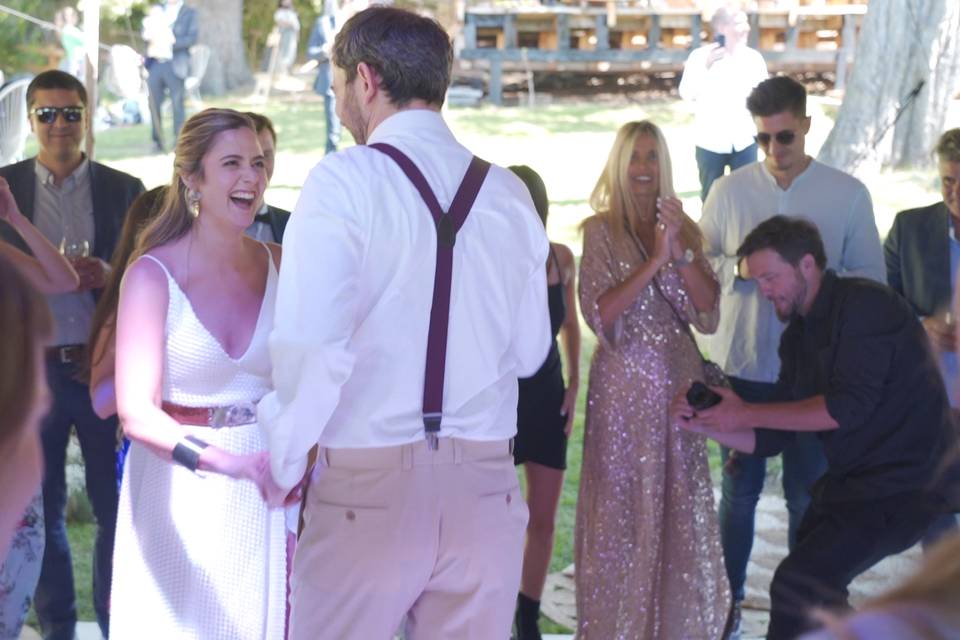 Pareja sonriendo en su ceremonia