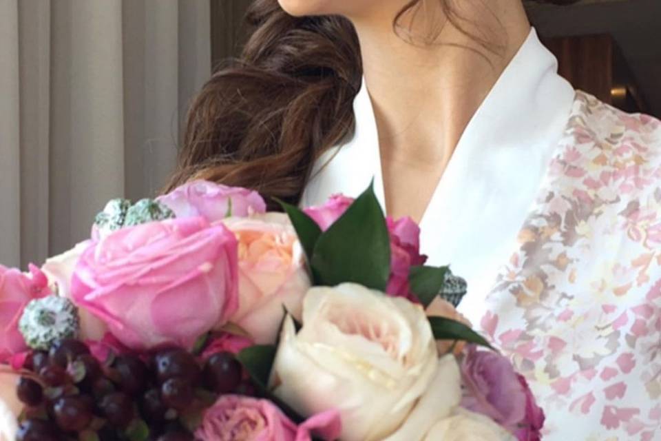 Novia con su ramo de rosas