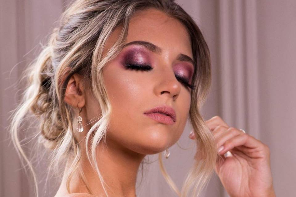 Novia con peinado recogido y maquillaje rosa