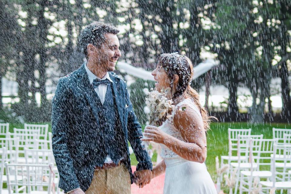 Pareja sobre una alfombra roja