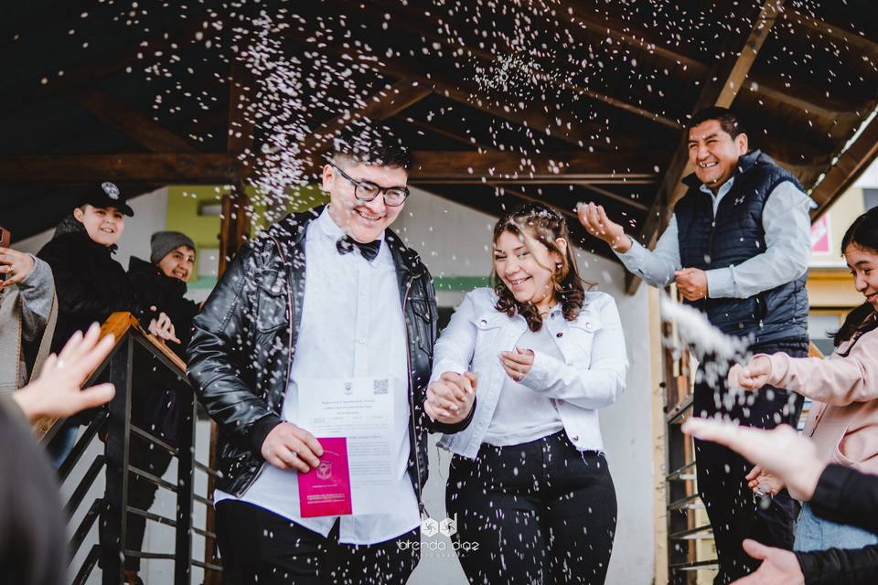 Pareja celebrando su casamiento por civil