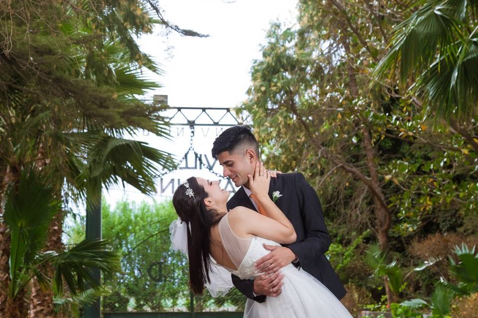 Pareja en medio del bosque abrazados