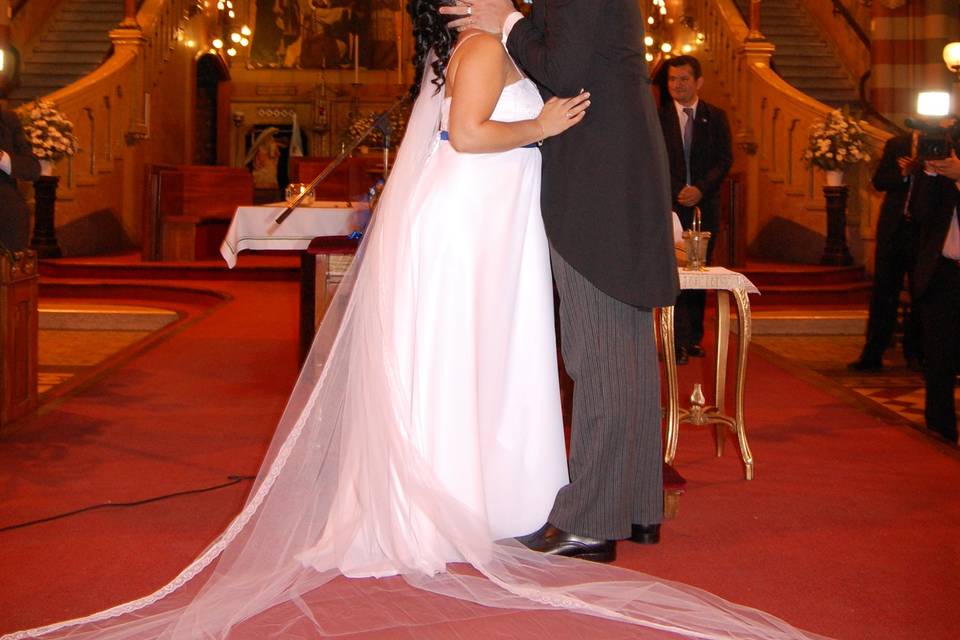 Beso en el altar