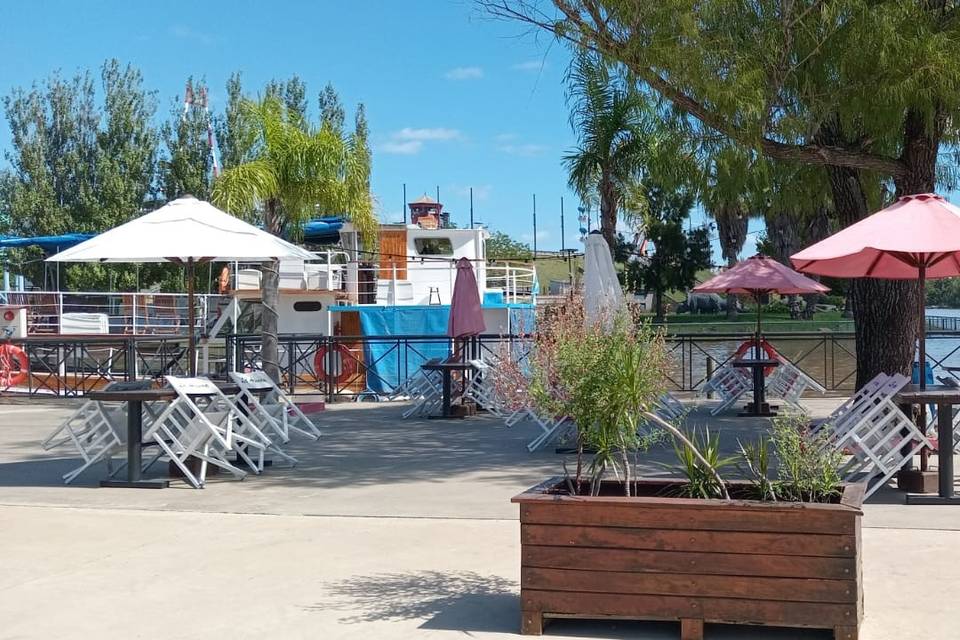 Terraza con jardinera y mesas