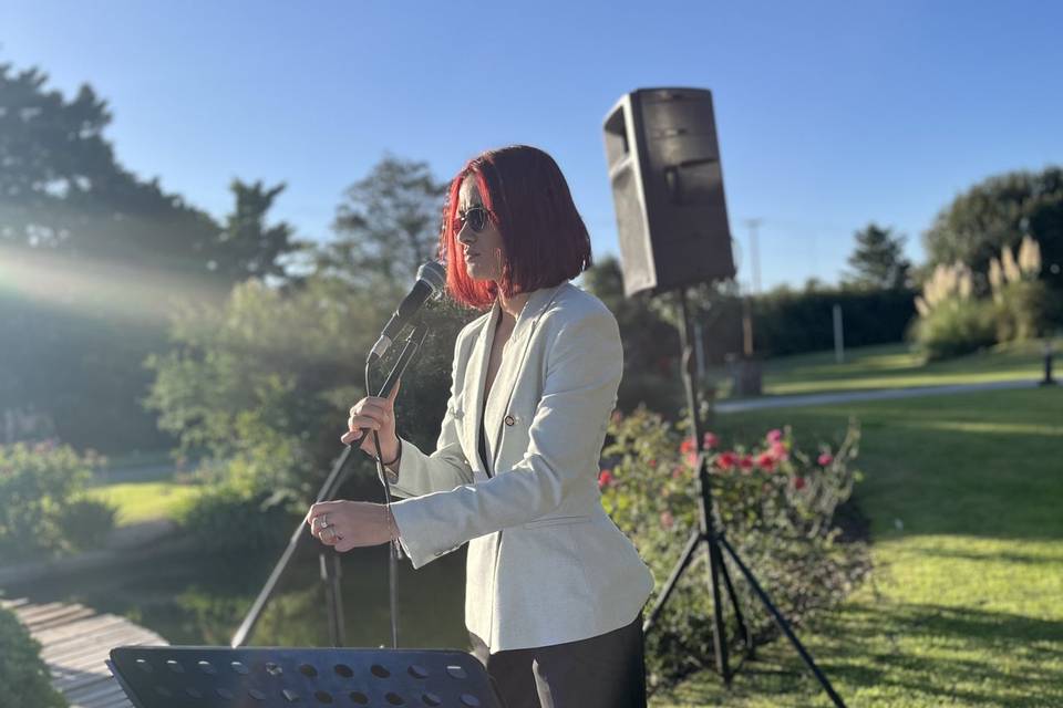 Cantando en el jardín