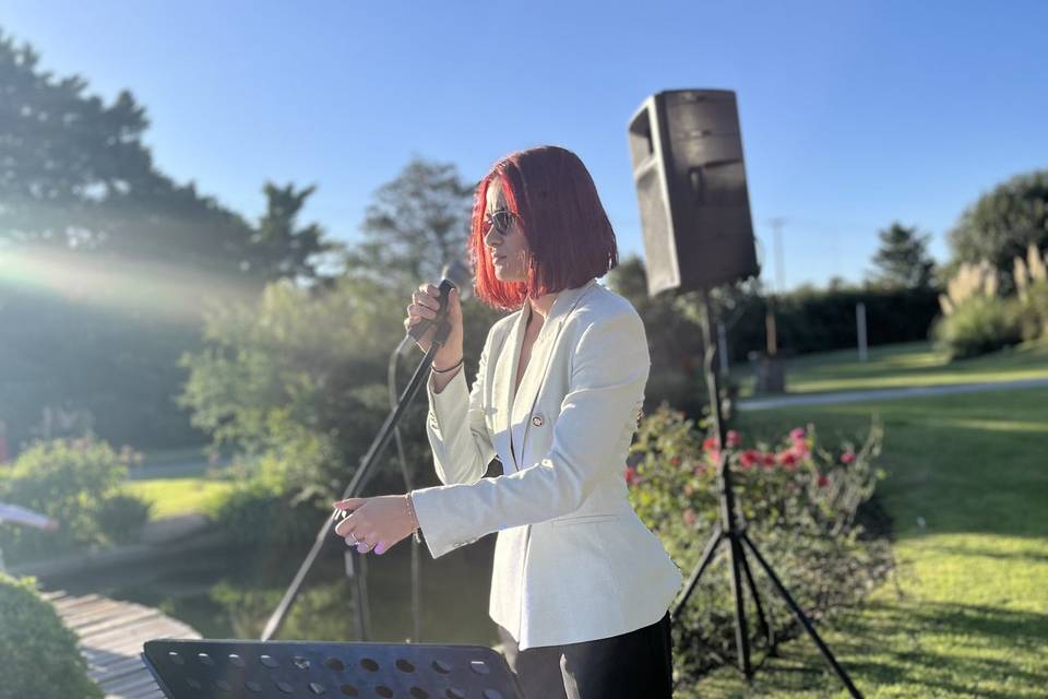 Cantante en el jardín