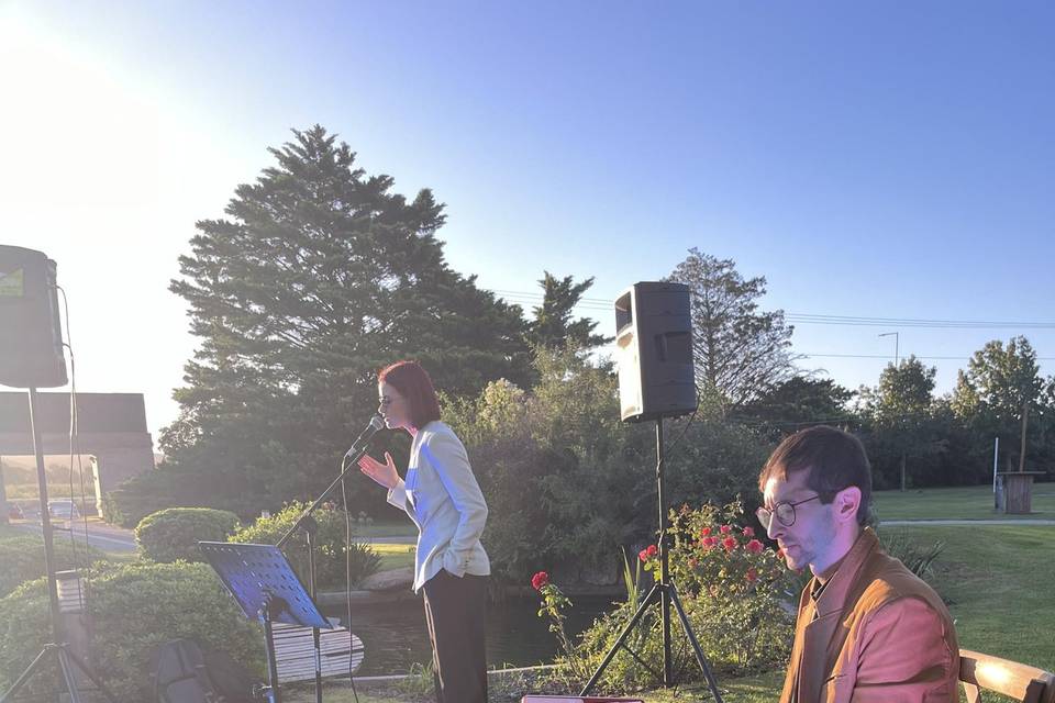 Tocando piano en el jardín