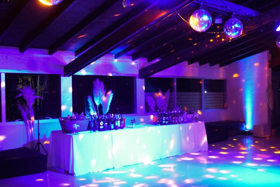 Salón con bolas de discoteca