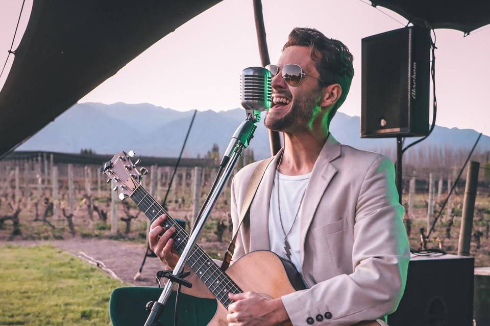 Cantando y tocando la guitarra en el exterior