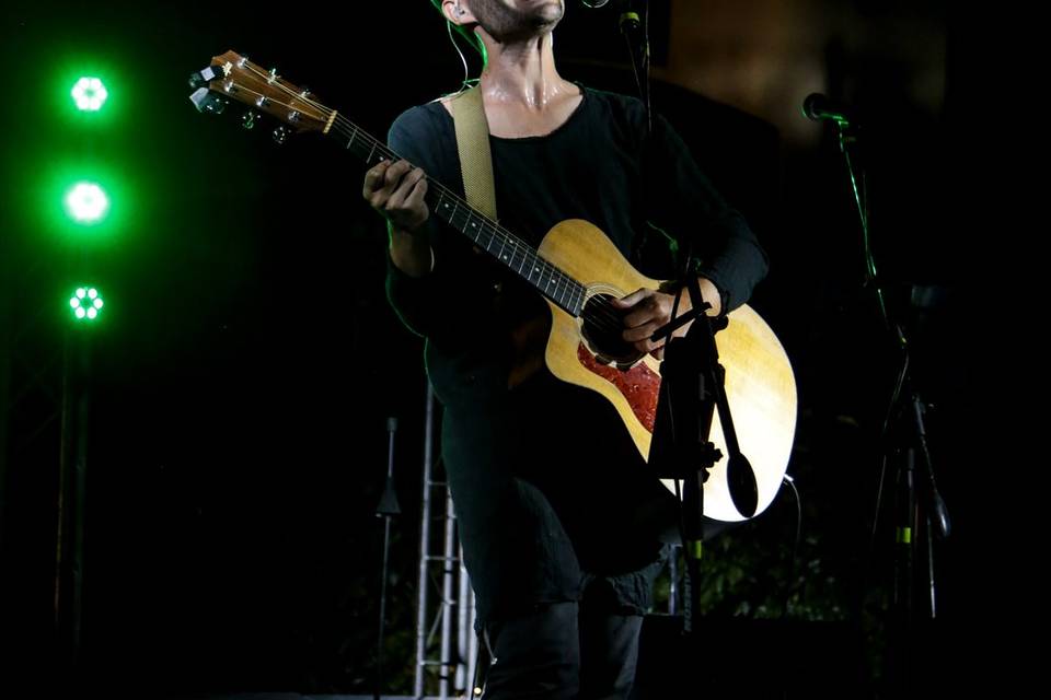 Tocando la guitarra en el escenario