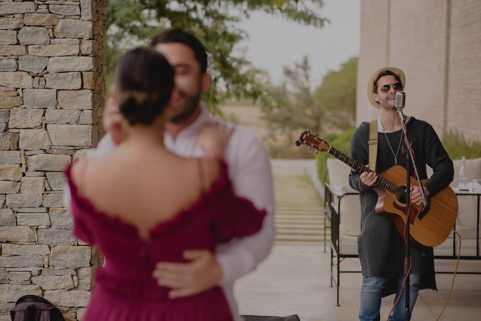 Tocando la guitarra y pareja bailando