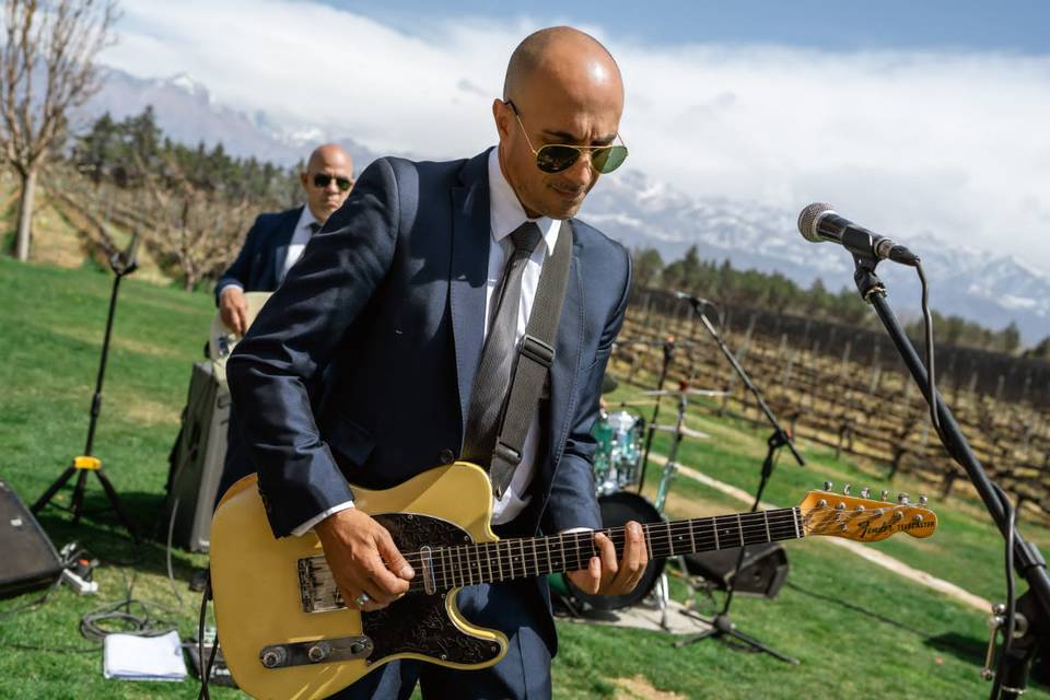 Tocando en un jardín